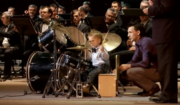 Viral: el asombroso vídeo de un niño tres años que toca la batería con una orquesta