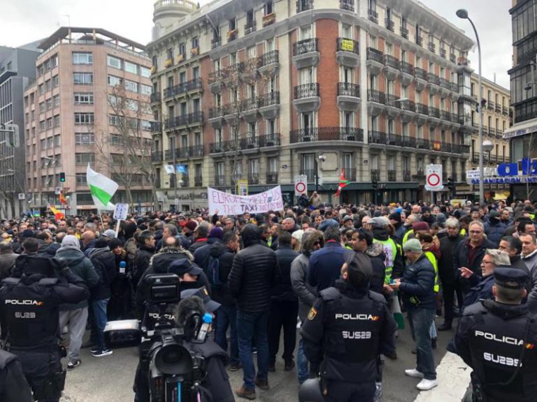 Centenares de taxistas obligan al PP a cerrar su sede