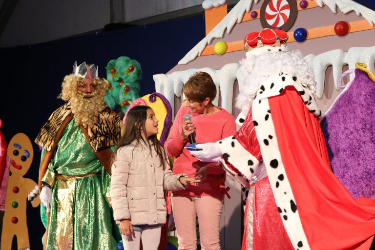 MOGÁN: Centenares de familias reciben a los Reyes Magos en Arguineguín