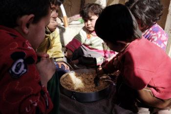 Embarazadas, bebés, menores y víctimas de torturas, atrapados en las islas griegas