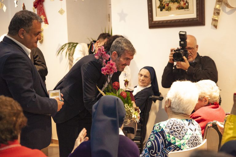 LA LAGUNA: El alcalde de La Laguna homenajea a dos mujeres del municipio de 100 y 90 años de edad