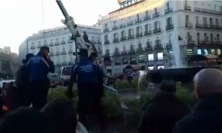 Una mujer se baña semidesnuda en la fuente de la Puerta del Sol