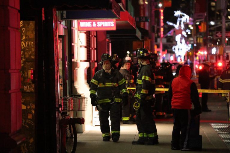 Lluvia de cristales en Nueva York: Un ascensor se cae de un rascacielos y revienta varias ventanas