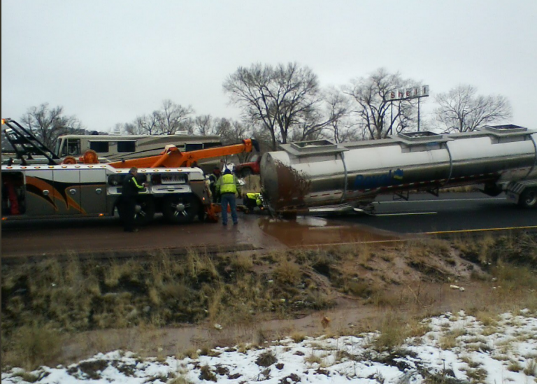 El accidente de un trailer cubre de chocolate una autopista estadounidense