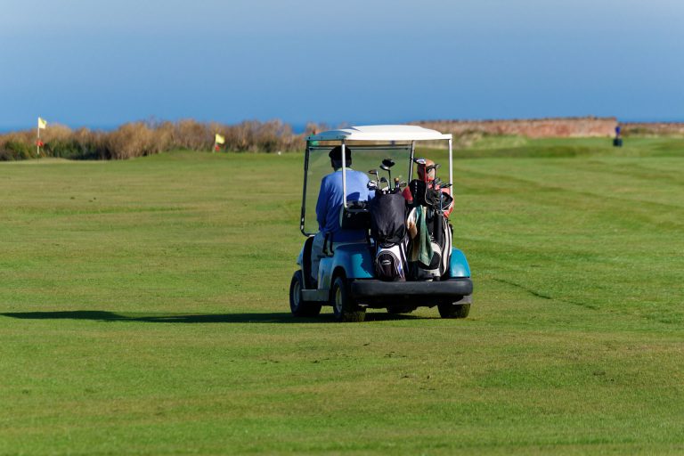 Dos golfistas mueren al precipitarse su buggy a un río