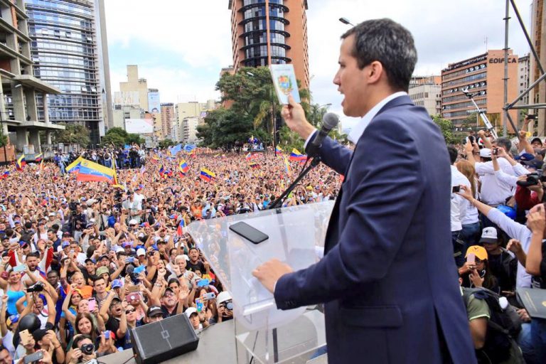 Vargas Llosa apoya a Guaidó y a los «militares constitucionalistas» que buscan acabar con la “dictadura” de Maduro