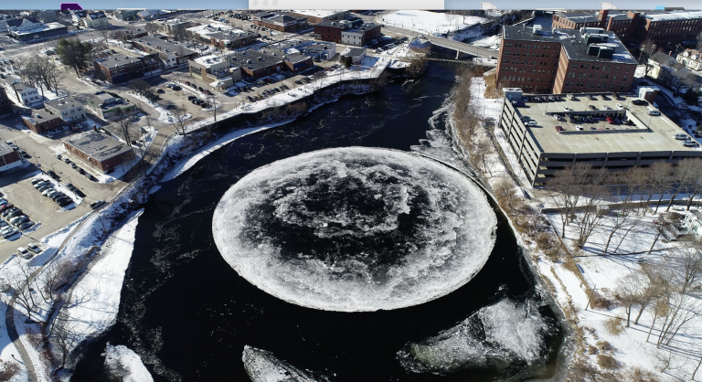 El gigantesco círculo de hielo que se ha creado en un río y que ha despertado todo tipo de especulaciones