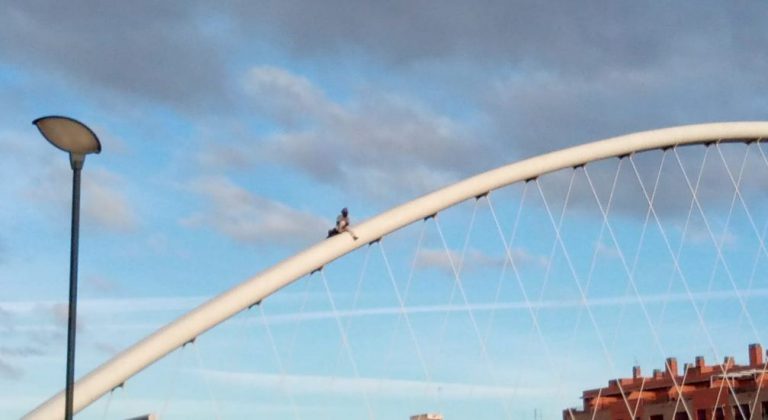 Se lanza al vacío el hombre encaramado a un puente en Lorca (Murcia)