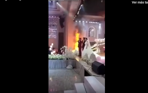 Una pareja continúa con su boda a pesar de que la iglesia se incendia