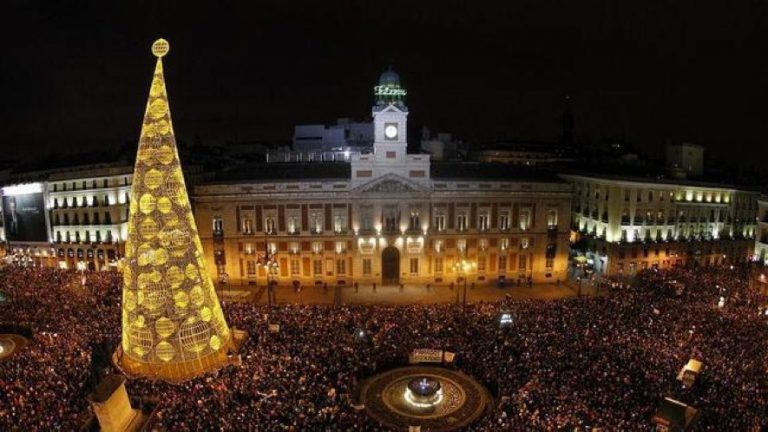 Detenidos dos jóvenes por posar con una «pistola» en la Puerta del Sol