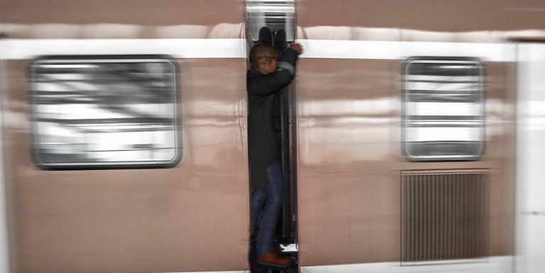 Un alemán ebrio sobrevive colgado en un tren que alcanzó velocidades de 200 Km/h