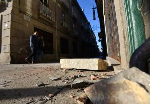 Retirada de un balcón de San Román ante el riesgo de caída