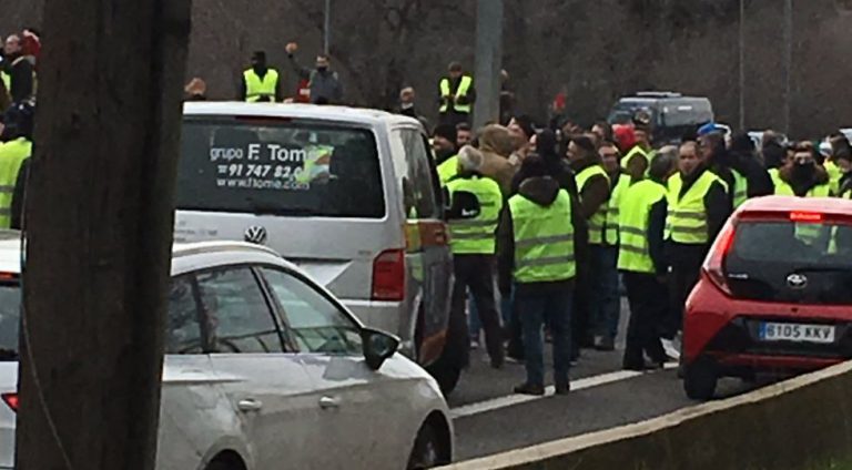 Los taxistas cortan las principales vías de acceso al aeropuerto de Barajas