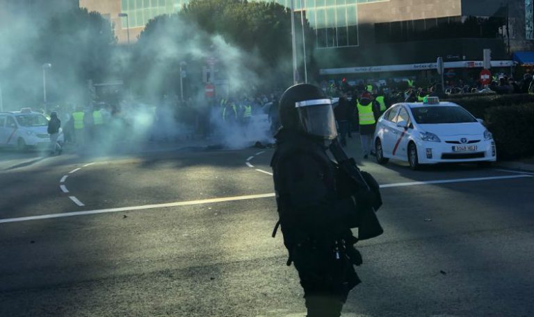 Un detenido, 13 heridos, barricadas y carreteras cortadas en la protesta de los taxistas en Madrid