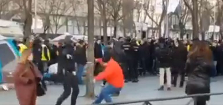 Un taxista finge ser agredido por la Policía y el vídeo se vuelve viral