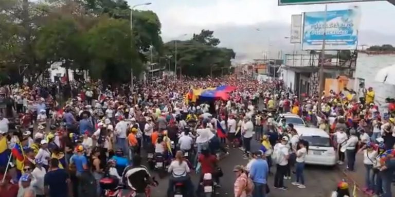 16 muertos y decenas de heridos en las manifestaciones de apoyo al autoproclamado presidente de Venezuela