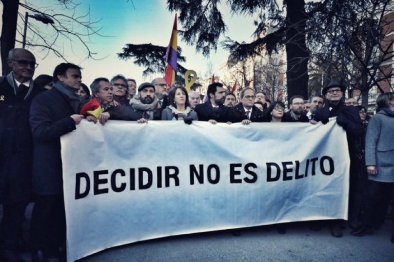 Torra y el Parlamento catalán arropan a los acusados en la primera jornada del juicio