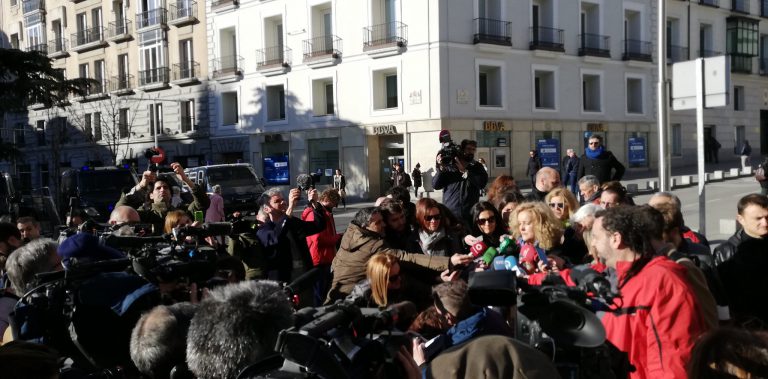 Dos familias entregan en el Congreso más de 266.000 firmas para pedir que se despenalice la eutanasia