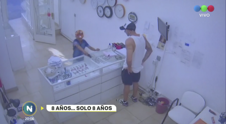 Un niño de ocho años, armado con una pistola, intenta atracar una joyeria