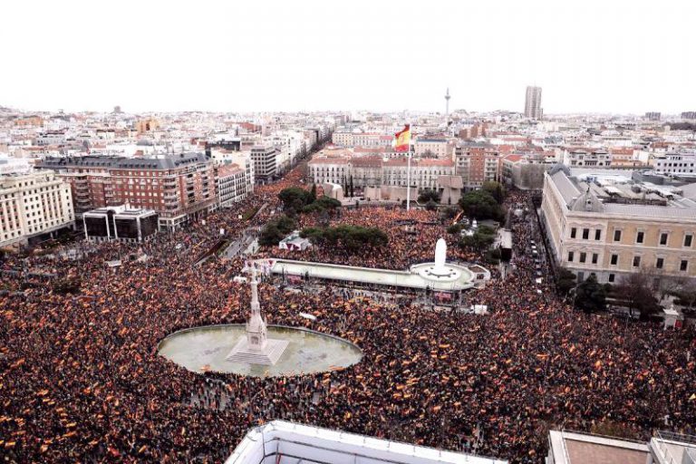 Miles de personas exigen que Sánchez convoque elecciones de manera urgente