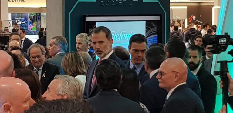 La última de Torra: evita por dos veces la foto con el Rey en la inauguración del Mobile