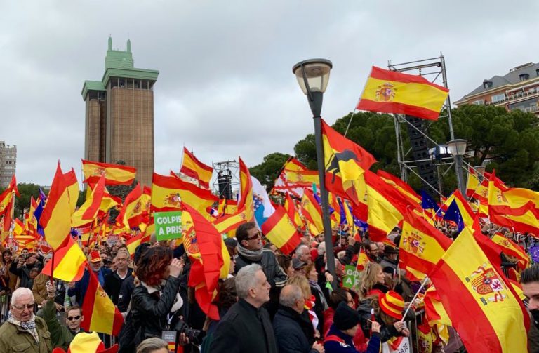 ‘Prisión para Puigdemont’ o ‘Sánchez eres un okupa’:lista de los lemas más coreados en la manifestación