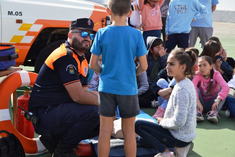 AGUIMES. Exposición de material de protección civil en el CEIP Roque Aguayro