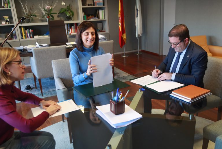 El alcalde de A Cañiza firma con la Consellería de Medio Ambiente y Territorio el Convenio para la Urbanización de la AR3 en la zona del Regueiro