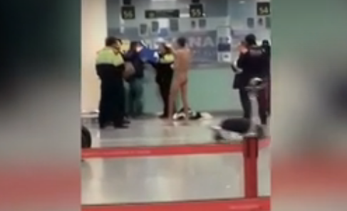 Un hombre se desnuda en el El Prat como protesta por perder su vuelo