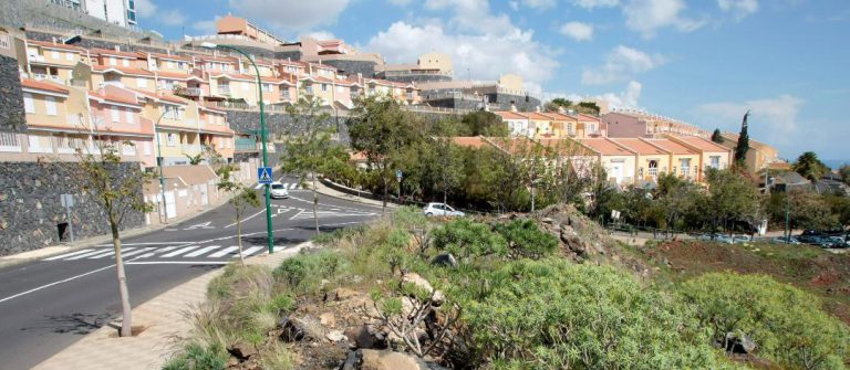 S. C. DE TENERIFE: El Ayuntamiento cede una finca al Cabildo para crear un centro de 170 mayores en Acorán