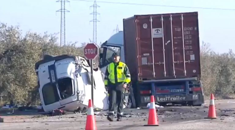 Mueren 5 personas en un accidente de tráfico en Sevilla tras chocar contra un camión