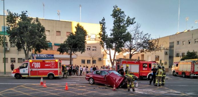 Cuadriplica la tasa de alcoholemia, se salta un semáforo y se estrella contra un autobús