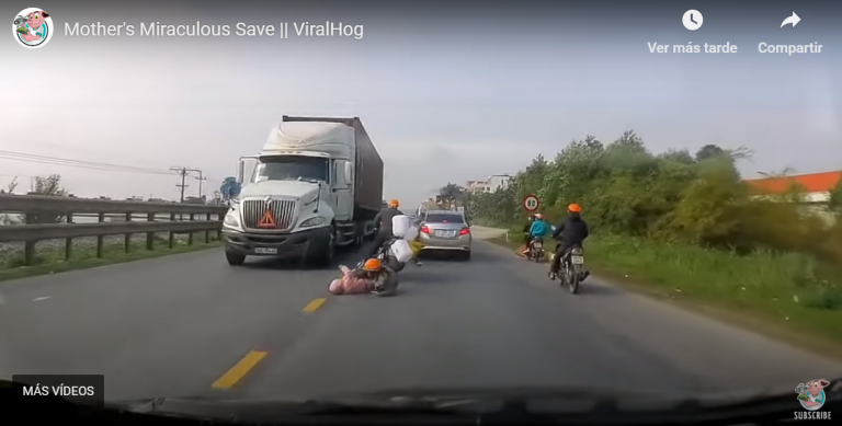 Milagro en la carretera: salva a su hija de morir atropellada tras un accidente en moto