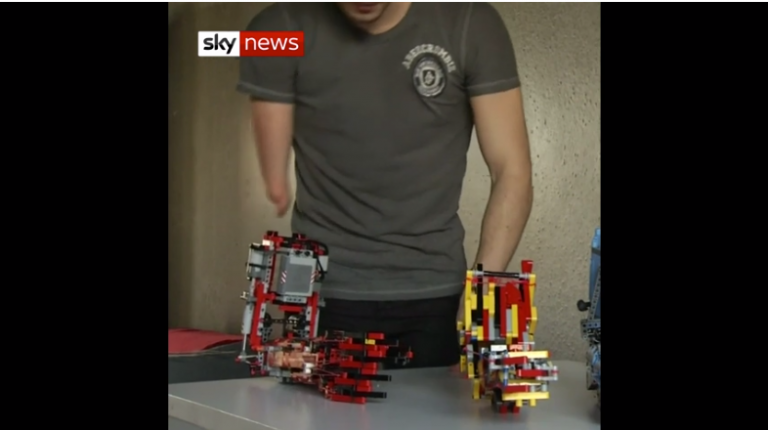 Un estudiante catalán crea un brazo protésico con piezas de Lego