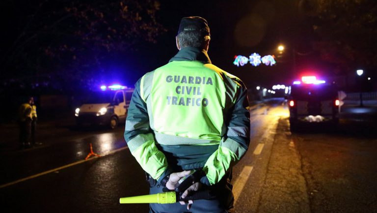 Escapan de la Guardia Civil arrojando bellotas de hachís a un agente motorizado