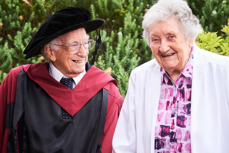 Un hombre consigue el doctorado universitario a los 94 años de edad