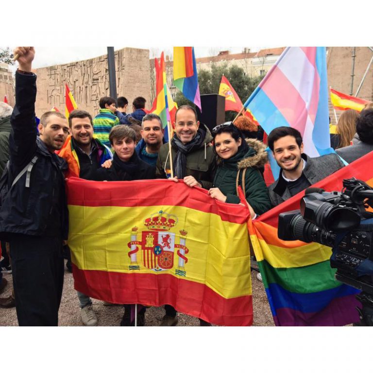 Cs divide al colectivo LGTB por llevar banderas arcoíris a la manifestación contra Sánchez