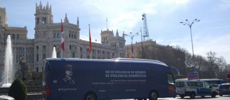 #StopFeminazis: Así es el polémico autobús de HazteOir que usa la imagen de Hitler para atacar al feminismo