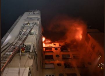 Al menos ocho personas mueren en un incendio intencionado en París