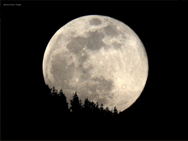 El Planetario de Madrid celebra esta noche una jornada de observación por el eclipse parcial de Luna