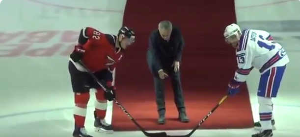 El resbalón de Mourinho durante un partido de hockey sobre hielo que se ha convertido en viral