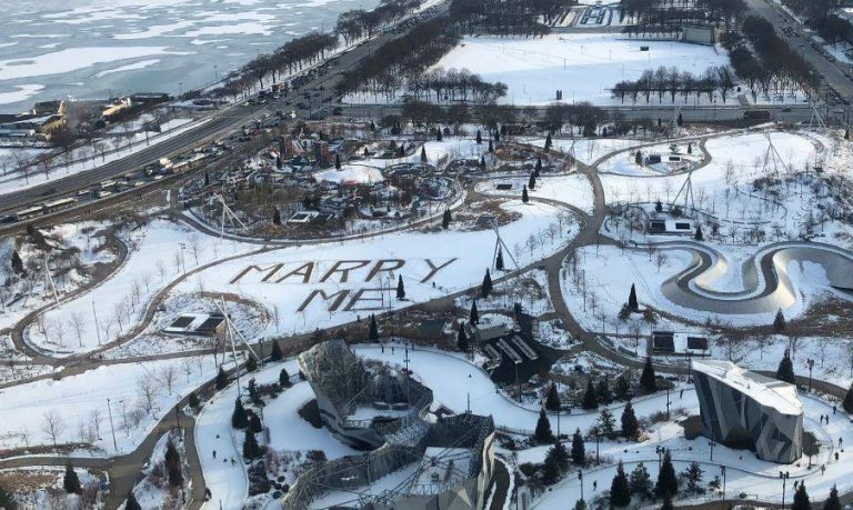 La gigantesca proposición de matrimonio escrita sobre la nieve