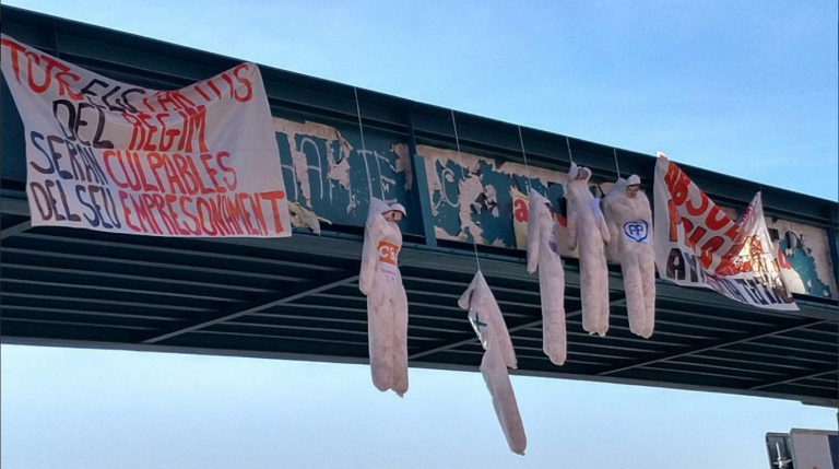 Independentistas cuelgan de un puente muñecos «ahorcados» de Ciudadanos, PP, PSOE y Vox