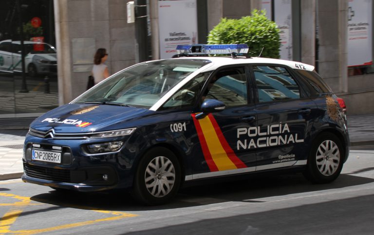 Un policía fuera de servicio detiene a un hombre tras arrastrar a su pareja por el arcén