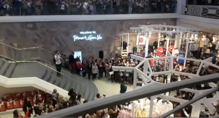 Le pide matrimonio en pleno Primark de Gran Vía