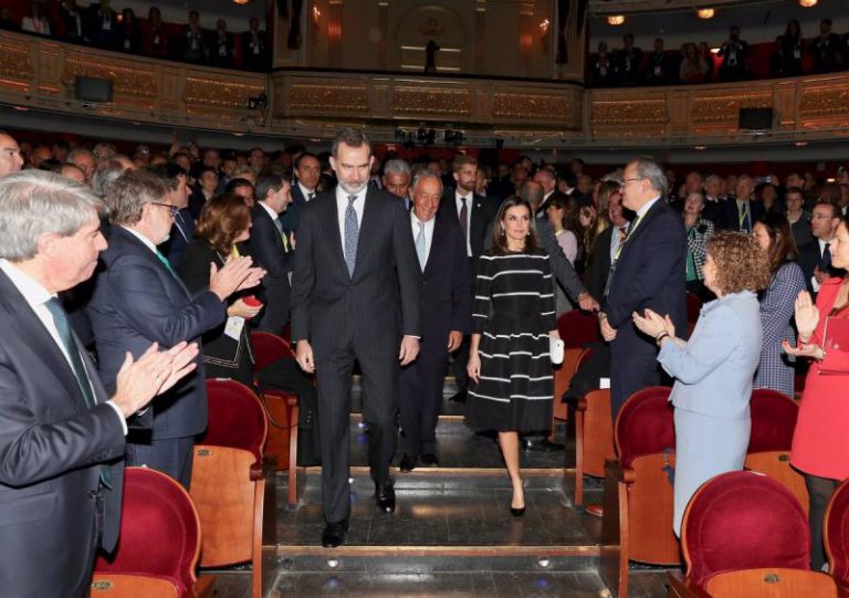 Felipe VI: «No es admisible apelar a una supuesta democracia por encima del Derecho»