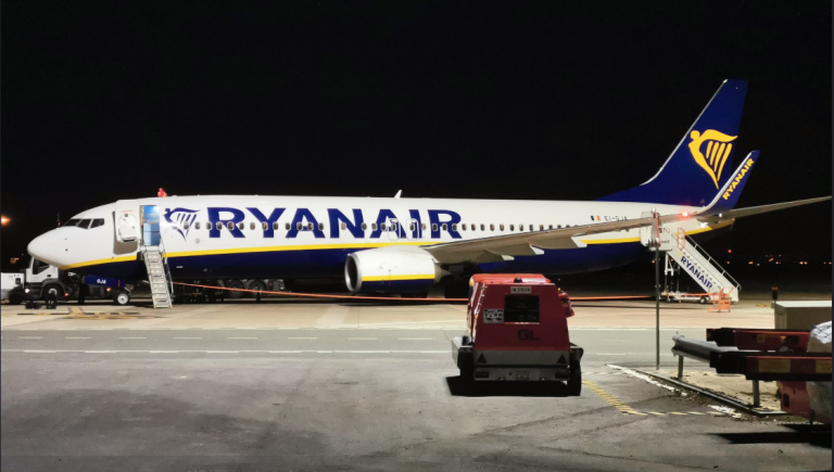 Un avión de Ryanair aterriza de emergencia en Barajas por una pelea a bordo