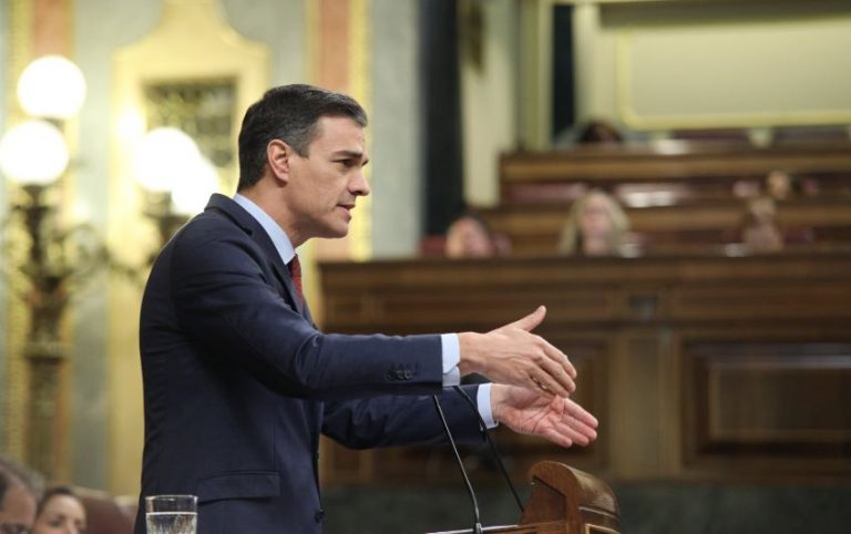 Sánchez destaca su «virtud de ser testarudo» y pide «poner las luces largas» en campaña