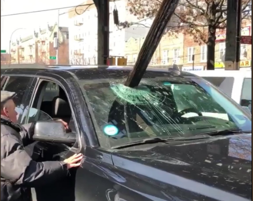 Una viga de madera se desprende del metro de Nueva York y cae sobre un coche en marcha