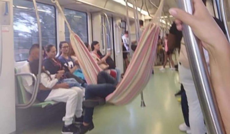 Un usuario cuelga una hamaca en el Metro y viaja tumbado ante la crítica de los pasajeros